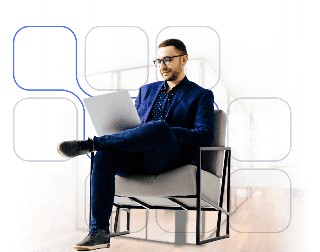 Profissional utilizando seu notebook para otimizar processos financeiros com o split de pagamentos da iugu 